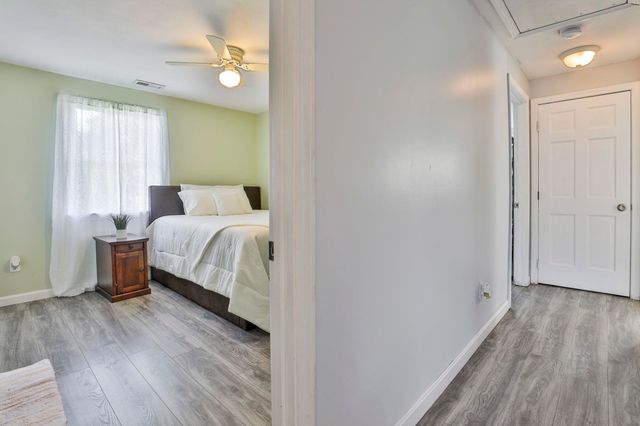 8 Ledgewood Drive, Derry, NH 03038