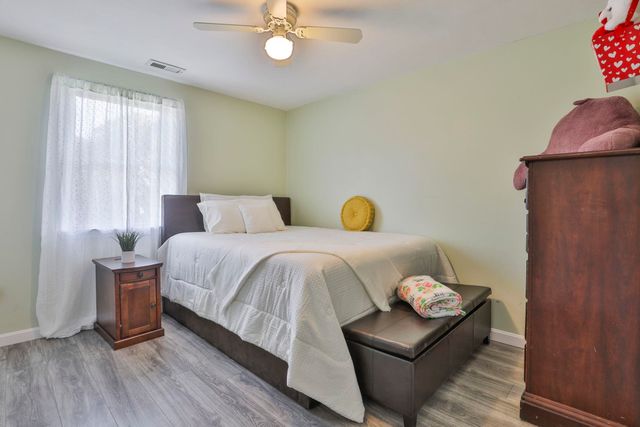 8 Ledgewood Drive, Derry, NH 03038