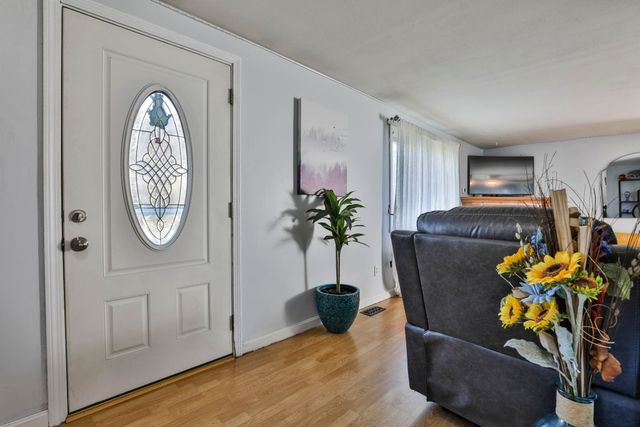 8 Ledgewood Drive, Derry, NH 03038