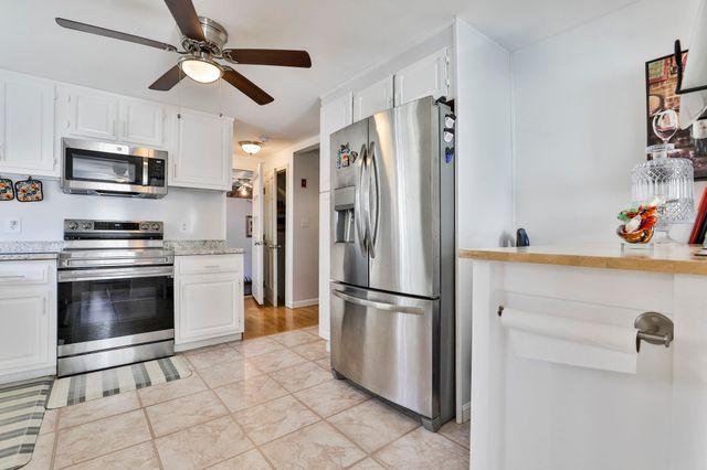 8 Ledgewood Drive, Derry, NH 03038