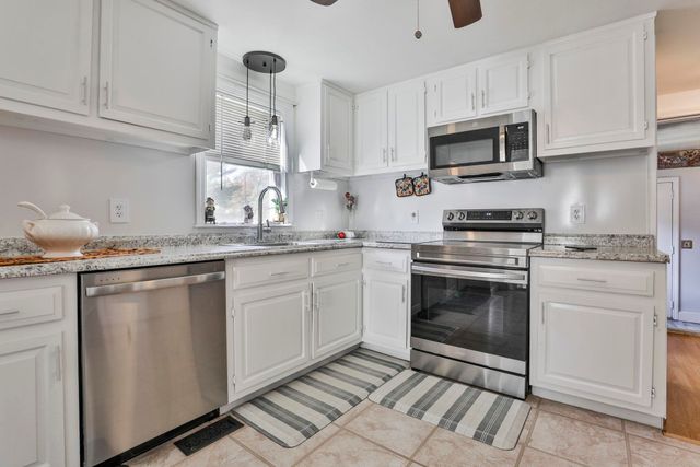 8 Ledgewood Drive, Derry, NH 03038