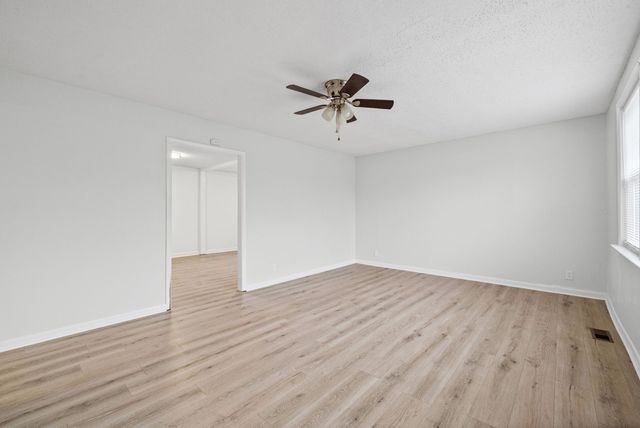 1502 Falcon Dr, Clarksville, TN 37042