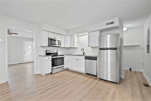 1502 Falcon Dr, Clarksville, TN 37042