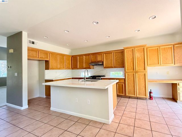 852 Meadow View Dr, Richmond, CA 94806