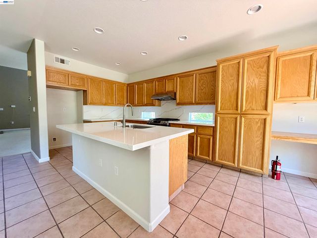 852 Meadow View Dr, Richmond, CA 94806