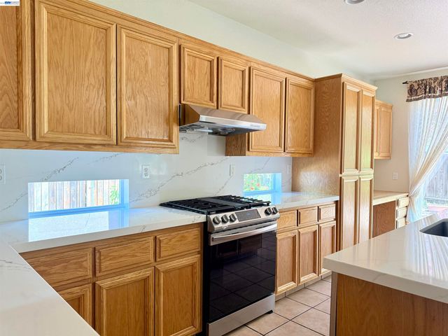 852 Meadow View Dr, Richmond, CA 94806