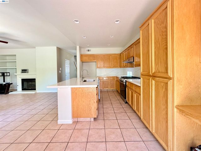 852 Meadow View Dr, Richmond, CA 94806