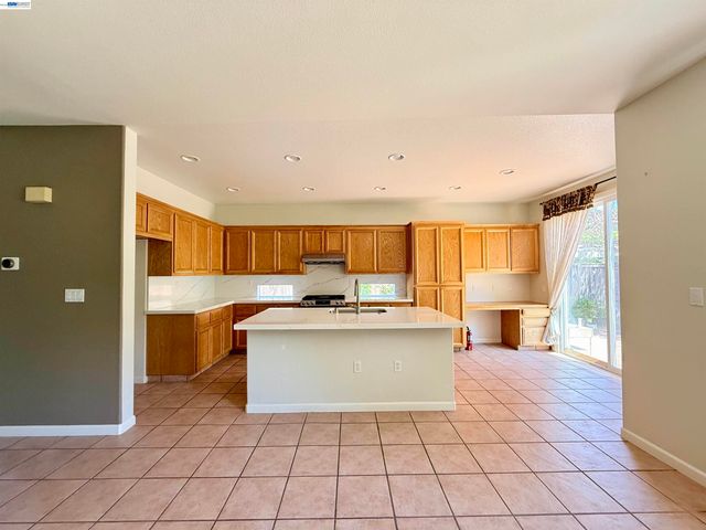 852 Meadow View Dr, Richmond, CA 94806