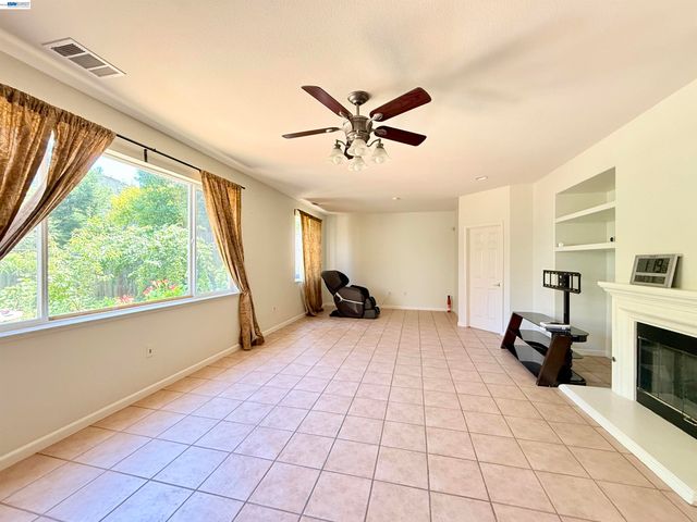 852 Meadow View Dr, Richmond, CA 94806
