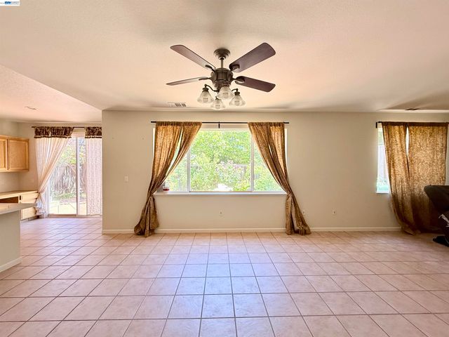 852 Meadow View Dr, Richmond, CA 94806