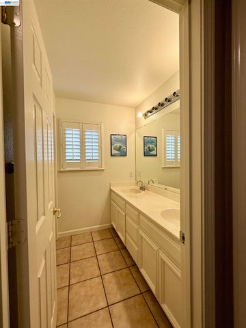 852 Meadow View Dr, Richmond, CA 94806