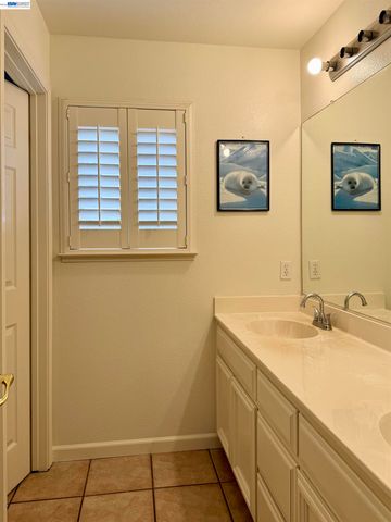 852 Meadow View Dr, Richmond, CA 94806