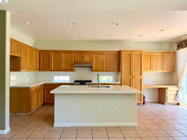 852 Meadow View Dr, Richmond, CA 94806