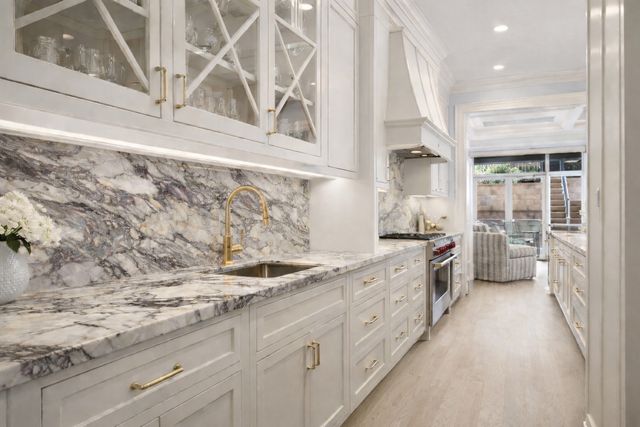 3523 N Bosworth Avenue, Chicago, IL 60657