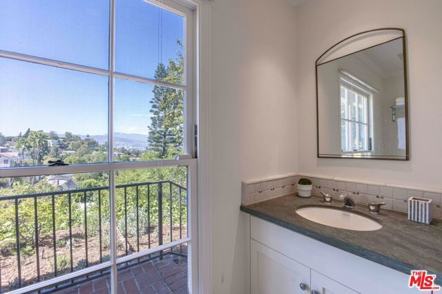 2059 Kenilworth Avenue, Los Angeles, CA 90039
