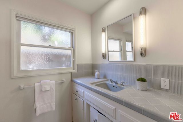 2059 Kenilworth Avenue, Los Angeles, CA 90039