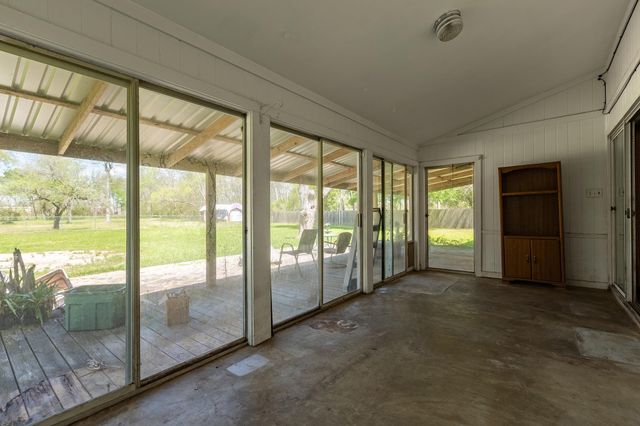 2031 Grand Avenue, Liberty, TX 77575