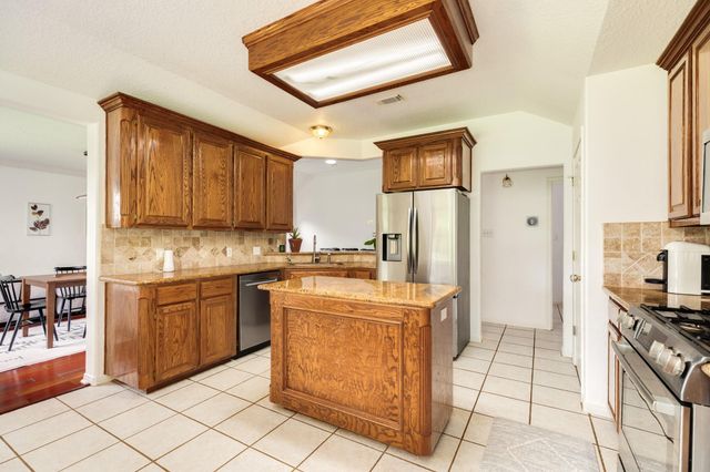 203 Washington Avenue, Clute, TX 77531