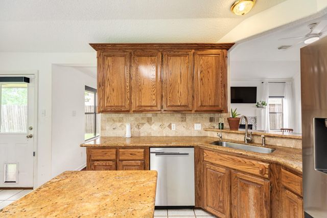 203 Washington Avenue, Clute, TX 77531