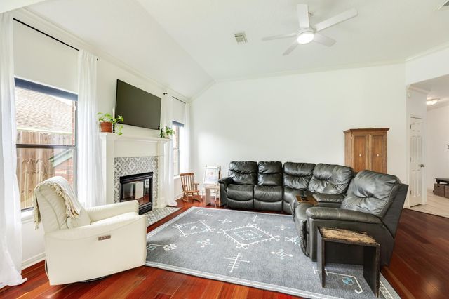 203 Washington Avenue, Clute, TX 77531