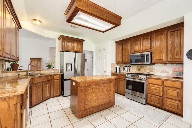203 Washington Avenue, Clute, TX 77531