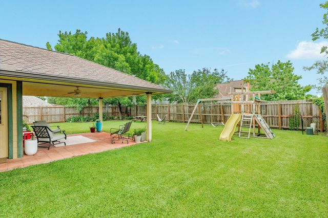 203 Washington Avenue, Clute, TX 77531