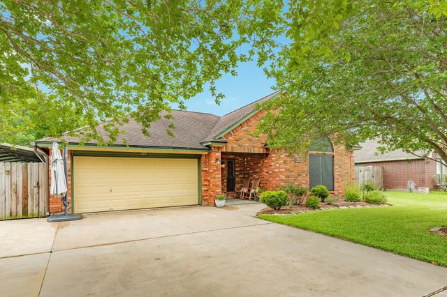 203 Washington Avenue, Clute, TX 77531