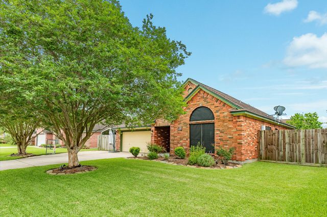 203 Washington Avenue, Clute, TX 77531