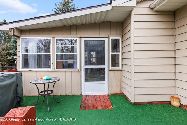1004 Old Erin Way, Lansing, MI 48917