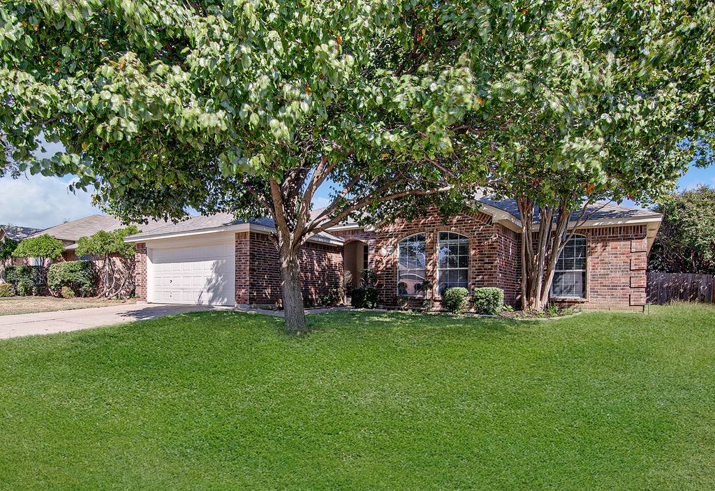 904 Sycamore Street, Burleson, TX 76028