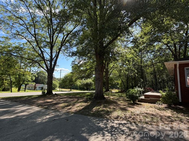 382 Alexis High Shoals Road, Dallas, NC 28034