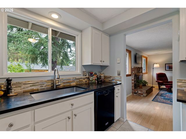 2185 W 27TH Ave, Eugene, OR 97405