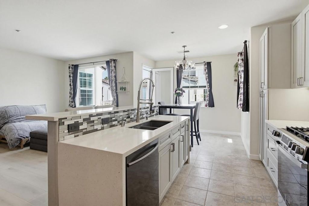 Image 3 of property listing at 1298 Fools Gold 1, Chula Vista, CA 91913