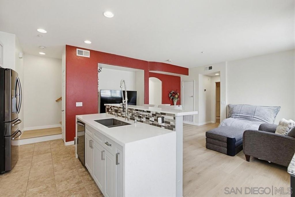 Image 4 of property listing at 1298 Fools Gold 1, Chula Vista, CA 91913