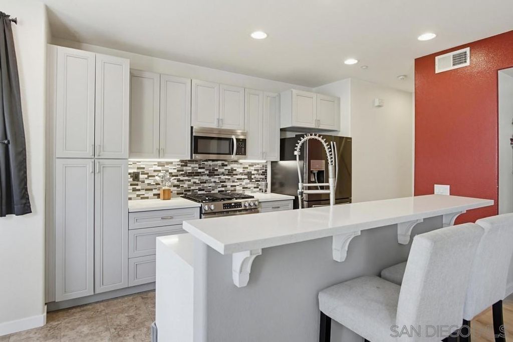 Image 6 of property listing at 1298 Fools Gold 1, Chula Vista, CA 91913
