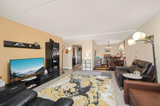 10501 Cedar Lake Rd 420, Minnetonka, MN 55305