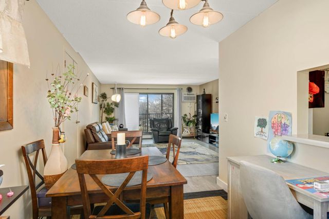 10501 Cedar Lake Rd 420, Minnetonka, MN 55305