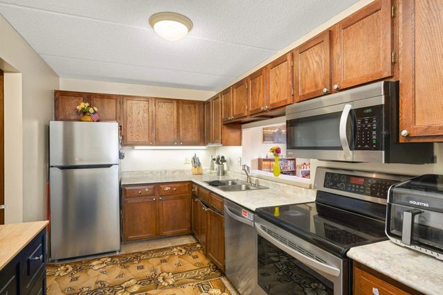 10501 Cedar Lake Rd 420, Minnetonka, MN 55305