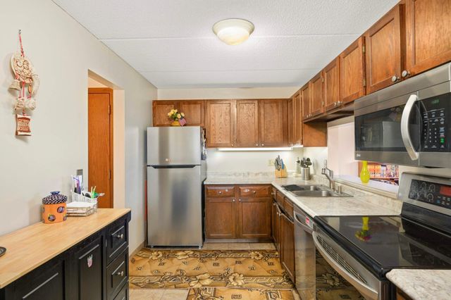 10501 Cedar Lake Rd 420, Minnetonka, MN 55305