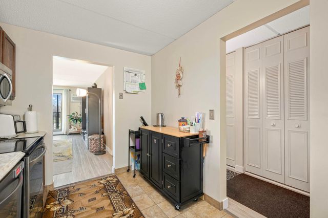 10501 Cedar Lake Rd 420, Minnetonka, MN 55305