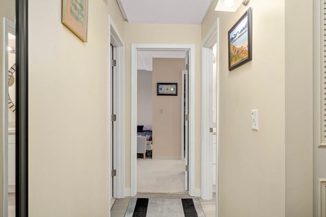 10501 Cedar Lake Rd 420, Minnetonka, MN 55305