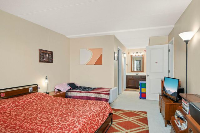 10501 Cedar Lake Rd 420, Minnetonka, MN 55305