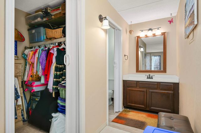 10501 Cedar Lake Rd 420, Minnetonka, MN 55305