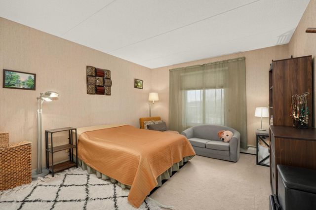 10501 Cedar Lake Rd 420, Minnetonka, MN 55305