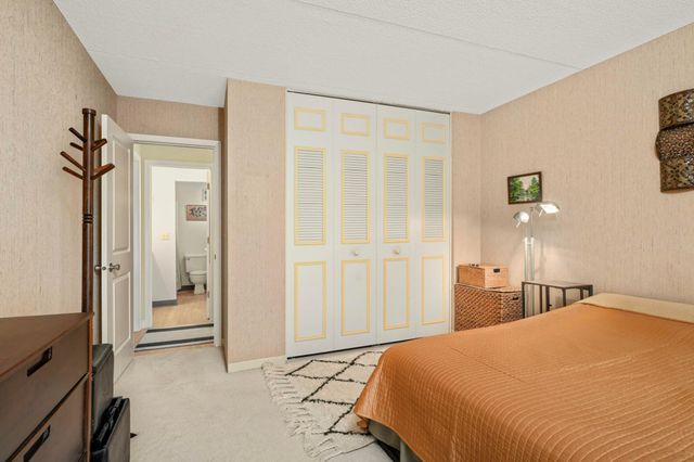 10501 Cedar Lake Rd 420, Minnetonka, MN 55305