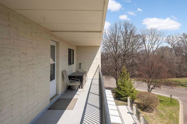 10501 Cedar Lake Rd 420, Minnetonka, MN 55305