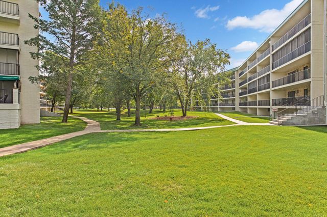 10501 Cedar Lake Rd 420, Minnetonka, MN 55305