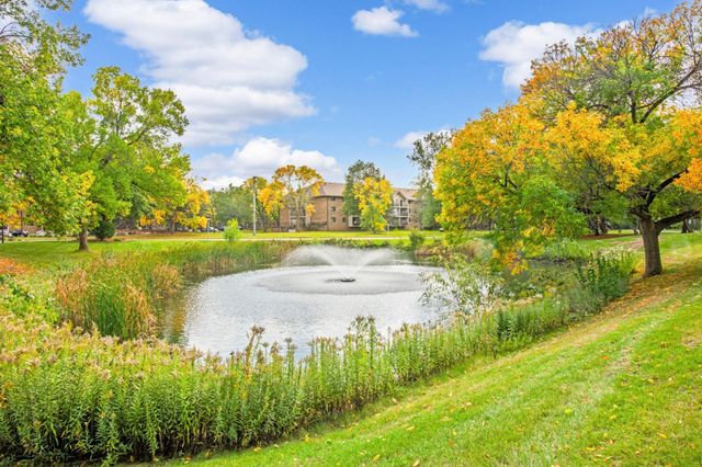 10501 Cedar Lake Rd 420, Minnetonka, MN 55305