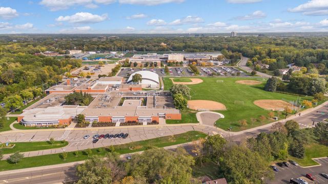 10501 Cedar Lake Rd 420, Minnetonka, MN 55305