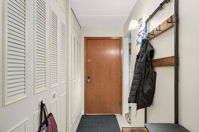 10501 Cedar Lake Rd 420, Minnetonka, MN 55305